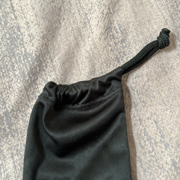 Oakley unisex adult Microbag Sunglass Case in Black. Drawstring. Good condition. - Picture 4 of 4